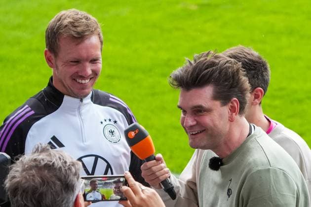 Fabian Köster und Lutz van der Horst von der heute Show im Interview mit Bundestrainer Julian Nagelsmann (Deutschland Germany) - Jena 27.05.2024: Öffentliches Trainingslager der Deutschen Nationalmannschaft zur EM-Vorbereitung, Ernst-Abbe Sportfeld