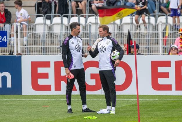 Fussball, Herren, Saison 2023 2024, Deutsche Nationalmannschaft, EM-Vorbereitung, öffentliches Training in Jena, im Bild: v. l. Co-Trainer Sandro Wagner (Deutschland), Bundestrainer Julian Nagelsmann (Deutschland), 27.05. 2024, Copyright: xSebastianxRäppold MatthiasxKochx