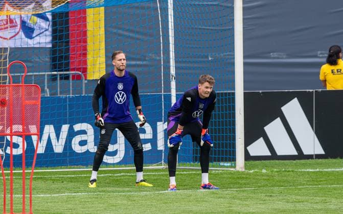 Fussball, Herren, Saison 2023 2024, Deutsche Nationalmannschaft, EM-Vorbereitung, öffentliches Training in Jena, im Bild: v. l. Torhüter Oliver Baumann (Deutschland), Torhüter Alexander Nübel (Deutschland), 27.05. 2024, Copyright: xSebastianxRäppold MatthiasxKochx