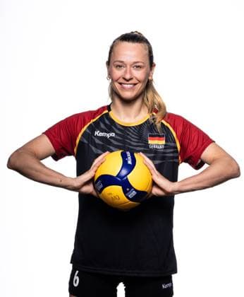 Volleyball Frauen Portraittermin Pressetermin Nationalmannschaft 06.05.2024 Anonia Stautz Portrait Frontal mit Ball Grünheide (Mark) Kienbaum - Olympisches und Paral Brandenburg Deutschland