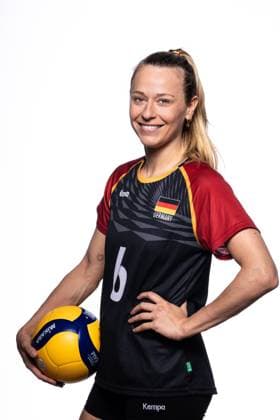 Volleyball Frauen Portraittermin Pressetermin Nationalmannschaft 06.05.2024 Anonia Stautz Portrait Seitlich mit Ball Grünheide (Mark) Kienbaum - Olympisches und Paral Brandenburg Deutschland