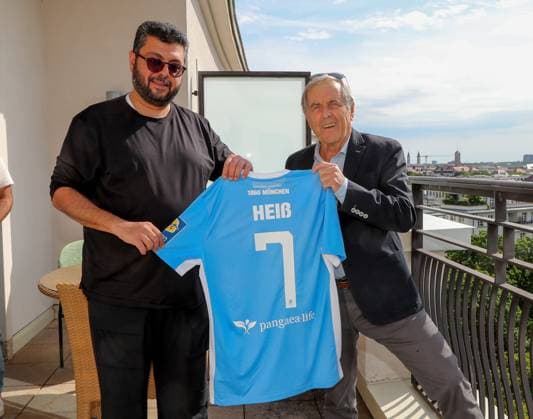 München, Deutschland 27. Mai 2024: Hasan Ismaik, Mehrheitsgesellschafter beim TSV 1860 München traf sich mit den Meisterlöwen von 1966 zu einem Gespräch, hier im Bild Hasan Ismaik (li.) mit Fredi Heiß, Meisterlöwe (re.) der ein Trikot geschenkt bekamt