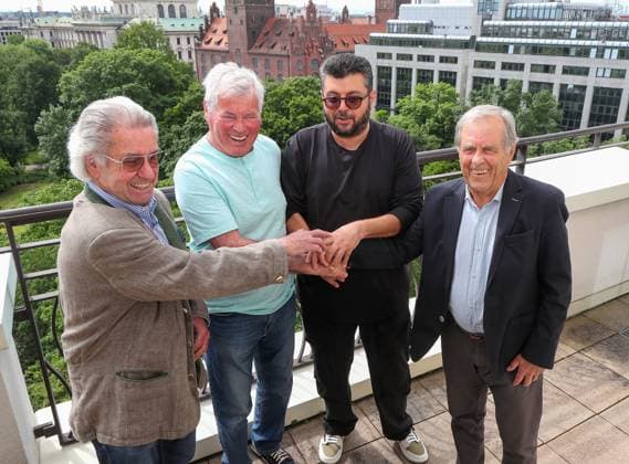 Sport Bilder des Tages München, Deutschland 27. Mai 2024: Hasan Ismaik, Mehrheitsgesellschafter beim TSV 1860 München traf sich mit den Meisterlöwen von 1966 zu einem Gespräch, hier im Bild Hans Reich, Hasan Ismaik, Bernd Patzke, Fredi Heiß (v.l.n.r.), zusammenhalt