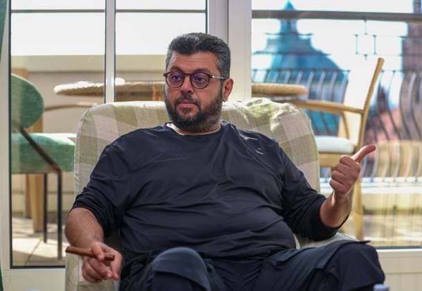 München, Deutschland 27. Mai 2024: Hasan Ismaik, Mehrheitsgesellschafter beim TSV 1860 München traf sich mit den Meisterlöwen von 1966 zu einem Gespräch, hier im Bild Hasan Ismaik, Kopf, Portrait, sitzend, Daumen
