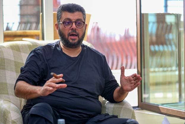 München, Deutschland 27. Mai 2024: Hasan Ismaik, Mehrheitsgesellschafter beim TSV 1860 München traf sich mit den Meisterlöwen von 1966 zu einem Gespräch, hier im Bild Hasan Ismaik, Kopf, Portrait, Hände heben, erzählen *** Munich, Germany 27 May 2024 Hasan Ismaik, majority shareholder of TSV 1860 Munich met with the 1966 champion lions for a conversation, here in the picture Hasan Ismaik, head, portrait, raise hands, tell