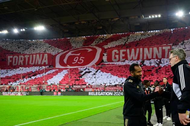 Daniel Thioune (Fortuna Düsseldorf Duesseldorf, Chef-Trainer) vor der Choreografie Choreo Fans Fortuna Duesseldorf, Fortuna Düsseldorf vs. VfL Bochum, Fussball, 1. Bundesliga, Relegation, 27.05.2024 DFB regulations prohibit any use of photographs as image sequences and or quasi-video Bochum Nordrhein-Westfalen Deutschland *** Daniel Thioune Fortuna Düsseldorf Duesseldorf, Head Coach in front of the choreography Choreo Fans Fortuna Duesseldorf, Fortuna Düsseldorf vs VfL Bochum, Football, 1 Bundesliga, Relegation, 27 05 2024 DFB regulations prohibit any use of photographs as image sequences and or quasi video Bochum Nordrhein Westfalen Germany Copyright: xkolbert-press MarcxNiemeyerx