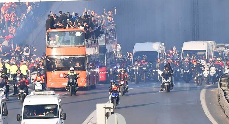 Sport Themen der Woche KW22 Sport Bilder des Tages Galatasaray football team won the Turkish Super League and achieved their 24th championship. The players arrived at the stadium in an open-top bus, accompanied by fans in their cars, to start the championship celebrations. The trophy was presented to the Galatasaray players in a ceremony on May 27, 2024 in Istanbul Turkey. ( Photo by Seskimphoto ) Galatasaray Championship Celebrations - May 2024 