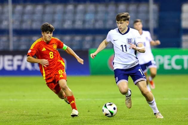 Larnaca, Cyprus, May 27th 2024: Mikey Moore (11 England) and Quim Junyent (8 Spain) during the UEFA European Under-17 Championship match between England and Spain at Antonis Papadopoulos Stadium, in Larnaca, Cyprus. (Chara Savvidou SPP) Copyright: xCharaxSavvidoux xSPPx spp-en-ChSaSp-CHA_9865