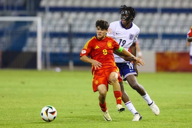 Larnaca, Cyprus, May 27th 2024: Callum Olusesi (19 England) and Quim Junyent (8 Spain) during the UEFA European Under-17 Championship match between England and Spain at Antonis Papadopoulos Stadium, in Larnaca, Cyprus. (Chara Savvidou SPP) Copyright: xCharaxSavvidoux xSPPx spp-en-ChSaSp-CHA_0154