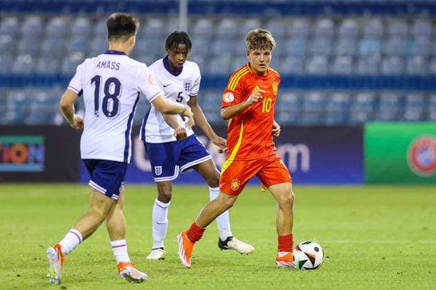 Larnaca, Cyprus, May 27th 2024: Stephen Mfuni (5 England) and Juan Hernandez (10 Spain) during the UEFA European Under-17 Championship match between England and Spain at Antonis Papadopoulos Stadium, in Larnaca, Cyprus. (Chara Savvidou SPP) Copyright: xCharaxSavvidoux xSPPx spp-en-ChSaSp-CHA_0167