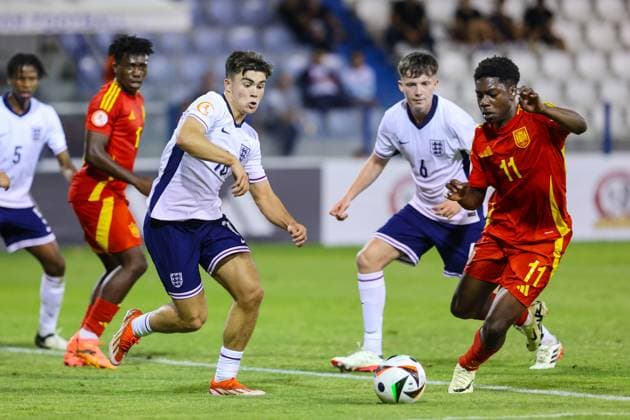 Larnaca, Cyprus, May 27th 2024: Harry Amass (18 England) and Igor Oyono Oyana (11 Spain)during the UEFA European Under-17 Championship match between England and Spain at Antonis Papadopoulos Stadium, in Larnaca, Cyprus. (Chara Savvidou SPP) Copyright: xCharaxSavvidoux xSPPx spp-en-ChSaSp-CHA_0353