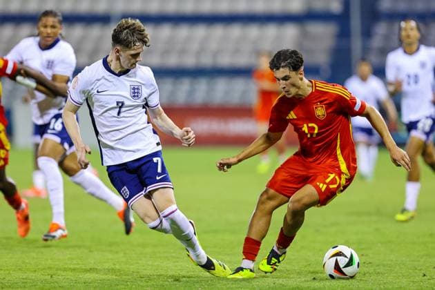 Larnaca, Cyprus, May 27th 2024: Jack Fletcher (7 England) and Guillermo Fernandez (17 Spain) during the UEFA European Under-17 Championship match between England and Spain at Antonis Papadopoulos Stadium, in Larnaca, Cyprus. (Chara Savvidou SPP) Copyright: xCharaxSavvidoux xSPPx spp-en-ChSaSp-CHA_0612