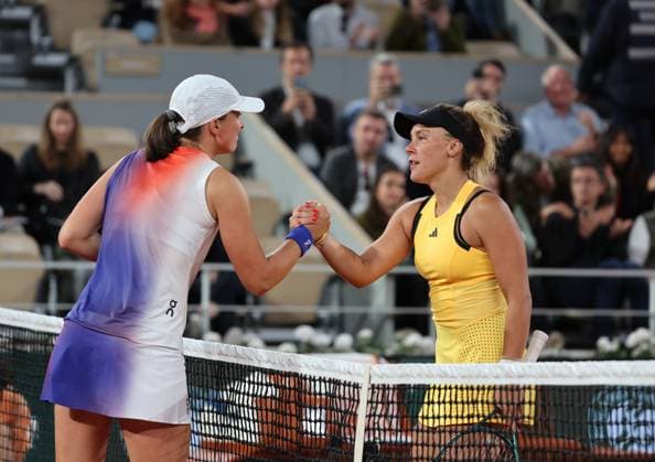Top-seeded Iga Swiatek of Poland and Leolia Jeanjean of France (R) shake hands at the end of their first round match of the French Tennis Open at Roland Garros in Paris, France, on Monday, May 27, 2024. Swiatek won 6-1, 6-2.  PAR20240527155 MAYAxVIDON-WHITE