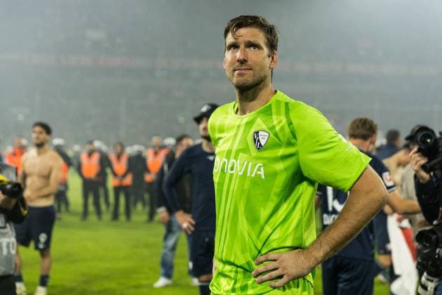 Bundesliga Relegation Saison 2023 24 Rückspiel: Fortuna Düsseldorf - VfL Bochum; 27.05.2024 Andreas Luthe (VfL Bochum, 16) glücklich lächelnd vor der Kurve Bundesliga Relegation Saison 2023 24 Rückspiel, Fortuna Düsseldorf - VfL Bochum, am 27.05.2024, Merkur Spiel-Arena, Düsseldorf. DFL regulations prohibit any use of photographs as image sequences and or quasi-video Copyright: xBEAUTIFULxSPORTS Meuselx