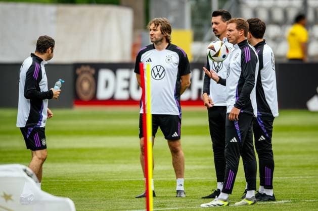 Jena , 270524 , 15.000 Fans feiern das DFB-Team beim öffentlichen Training in Jena Im Bild: Bundestrainer Julian Nagelsmann mit seinem Trainerstab