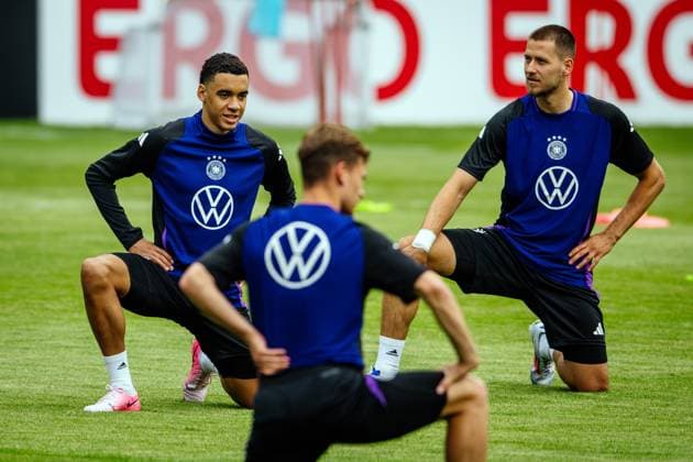Jena , 270524 , 15.000 Fans feiern das DFB-Team beim öffentlichen Training in Jena Im Bild: Jamal Musiala und Waldemar Anton