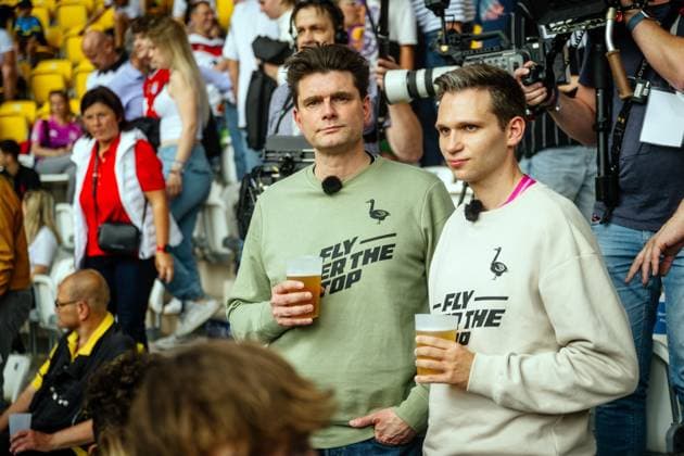 Jena , 270524 , 15.000 Fans feiern das DFB-Team beim öffentlichen Training in Jena Im Bild: Lutz van der Horst und Fabian Köster, deutsche Comedy-Autor, Komiker und Fernsehmoderatoren in der heute-show auf ZDF