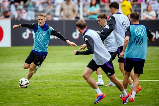 Jena , 270524 , 15.000 Fans feiern das DFB-Team beim öffentlichen Training in Jena Im Bild: Chris Führich