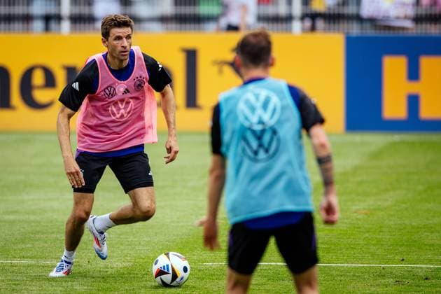 Jena , 270524 , 15.000 Fans feiern das DFB-Team beim öffentlichen Training in Jena Im Bild: Thomas Müller