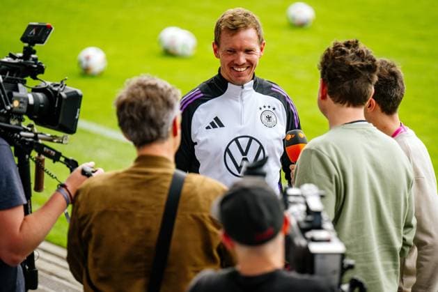 Jena , 270524 , 15.000 Fans feiern das DFB-Team beim öffentlichen Training in Jena Im Bild: Bundestrainer Julian Nagelsmann im Interview mit Lutz van der Horst und Fabian Köster, deutsche Comedy-Autor, Komiker und Fernsehmoderatoren in der heute-show auf ZDF