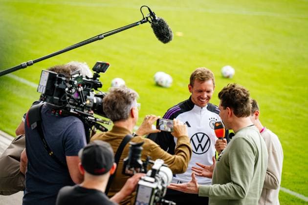 Jena , 270524 , 15.000 Fans feiern das DFB-Team beim öffentlichen Training in Jena Im Bild: Bundestrainer Julian Nagelsmann im Interview mit Lutz van der Horst und Fabian Köster, deutsche Comedy-Autor, Komiker und Fernsehmoderatoren in der heute-show auf ZDF