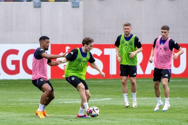 Rocco Reitz (Deutschland) im Zweikampf mit Benjamin Henrichs (Deutschland), dahinter Maximilian Mittelstaedt (Deutschland), Brajan Gruda (Deutschland), GER, Training DFB Fussball Herren Nationalmannschaft Deutschland, Oeffentliches Auftakttraining Jena, UEFA Fussball Europameisterschaft 2024, 27.05.2024 DFB regulations prohibit any use of photographs as image sequences and or quasi-video GER, Training DFB Fussball Herren Nationalmannschaft Deutschland, Oeffentliches Auftakttraining Jena, UEFA Fussball Europameisterschaft 2024, 27.05.2024 Jena Copyright: xEibner-Pressefoto Memmlerx EP_MMR