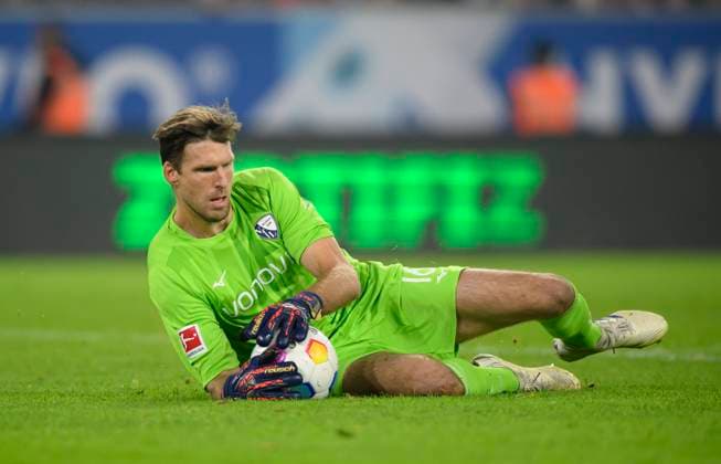 Torwart Andreas LUTHE (BO) Aktion, Parade, sichert den Ball Fussball 1. Bundesliga, Relegation, Fortuna Duesseldorf (D) - VfL Bochum (BO) 5:6 i.E. , am 27.05.2024 in Duesseldorf Deutschland. DFL regulations prohibit any use of photographs as image sequences and or quasi-video Â