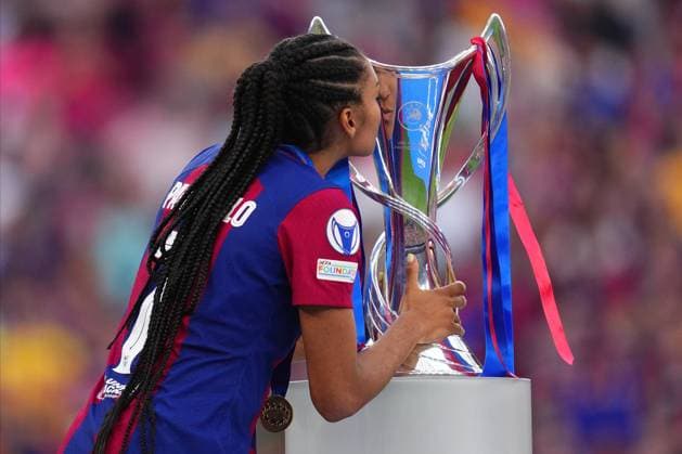 ESP: FC Barcelona, Barca v Olympique Lyonnais. UEFA Women™s Champions League. Final Salma Paralluelo of FC Barcelona kisses the Trophy during the UEFA Women™s Champions League Final match between FC Barcelona and Olympique Lyonnais played at San Mames Stadium on May 25, 2024 in Bilbao Spain. kpng Copyright: xBaguxBlancox xPRESSINPHOTOx PS_240525_1001