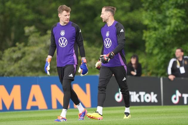 Torwart Goalie Alexander Nübel (Deutschland Germany), Torwart Oliver Baumann (Deutschland Germany) im Gespräch - Blankenhain 28.05.2024: Trainingslager der Deutschen Nationalmannschaft zur EM-Vorbereitung, Golf Resort Weimarer Land