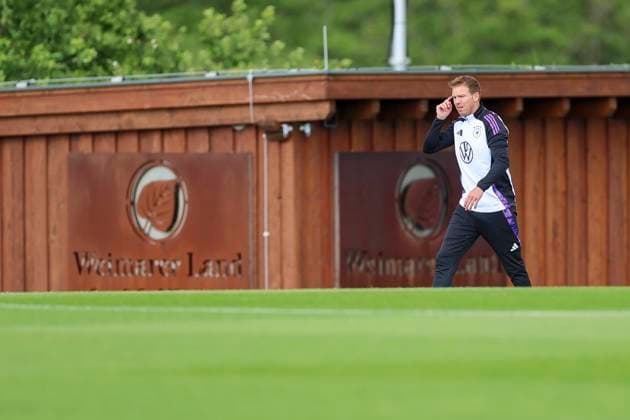 Bundestrainer Julian Nagelsmann betritt den Trainingsplatz, Training der deutschen Nationalmannschaft in Blankenhain, Deutschland.