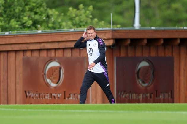 Bundestrainer Julian Nagelsmann betritt den Trainingsplatz, Training der deutschen Nationalmannschaft in Blankenhain, Deutschland.