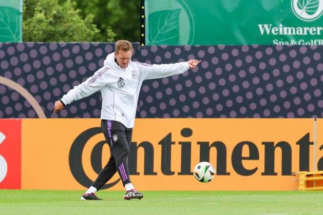 Bundestrainer Julian Nagelsmann kontrolliert den Ball, Training der deutschen Nationalmannschaft in Blankenhain, Deutschland.