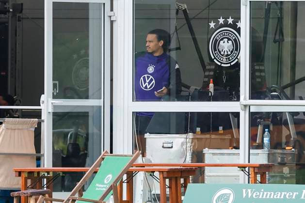 Leroy Sane beobachtet das Training aus dem Zelt, Training der deutschen Nationalmannschaft in Blankenhain, Deutschland.