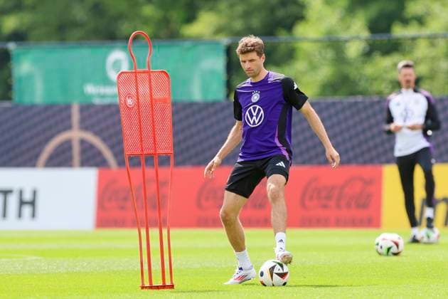 Thomas Mueller kontrolliert den Ball, Training der deutschen Nationalmannschaft in Blankenhain, Deutschland.