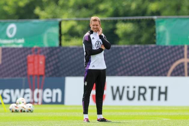 Bundestrainer Julian Nagelsmann schaut, Training der deutschen Nationalmannschaft in Blankenhain, Deutschland.