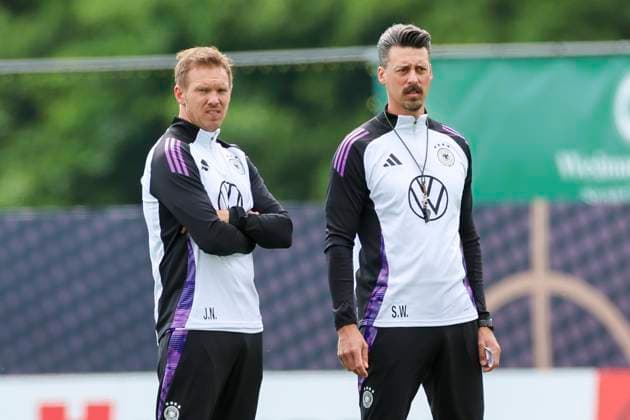 Bundestrainer Julian Nagelsmann und Co-Trainer Sandro Wagner schauen, Training der deutschen Nationalmannschaft in Blankenhain, Deutschland.