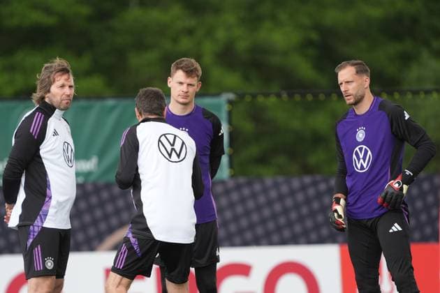 Torwarttrainer Andreas Kronenberg (Deutschland Germany) mit Torwart Goalie Alexander Nübel (Deutschland Germany), Torwart Oliver Baumann (Deutschland Germany) - Blankenhain 28.05.2024: Trainingslager der Deutschen Nationalmannschaft zur EM-Vorbereitung, Golf Resort Weimarer Land