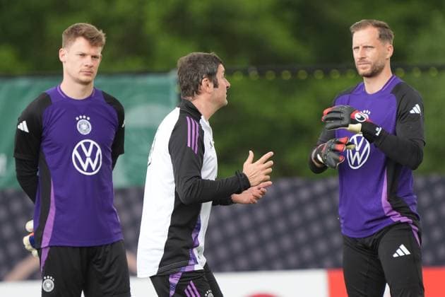 Torwarttrainer Andreas Kronenberg (Deutschland Germany) mit Torwart Goalie Alexander Nübel (Deutschland Germany), Torwart Oliver Baumann (Deutschland Germany) - Blankenhain 28.05.2024: Trainingslager der Deutschen Nationalmannschaft zur EM-Vorbereitung, Golf Resort Weimarer Land