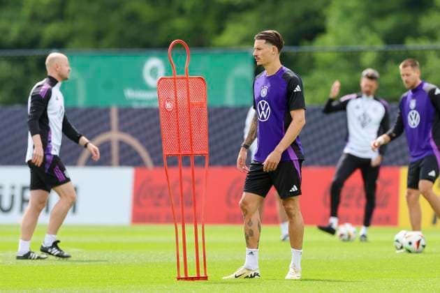 Robin Koch schaut, Training der deutschen Nationalmannschaft in Blankenhain, Deutschland.