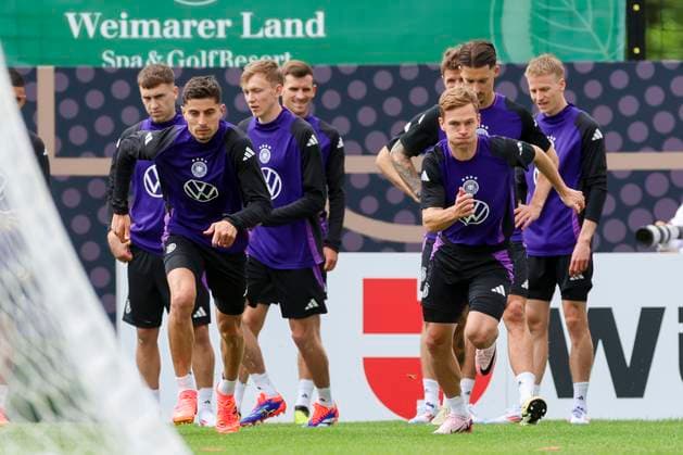 Kai Havertz und Joshua Kimmich absolvieren eine Sprintuebung, Training der deutschen Nationalmannschaft in Blankenhain, Deutschland.