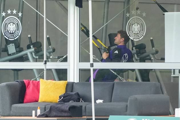 Thomas Müller (Deutschland Germany) an den Gewichten im Fitnesszelt - Blankenhain 28.05.2024: Trainingslager der Deutschen Nationalmannschaft zur EM-Vorbereitung, Golf Resort Weimarer Land