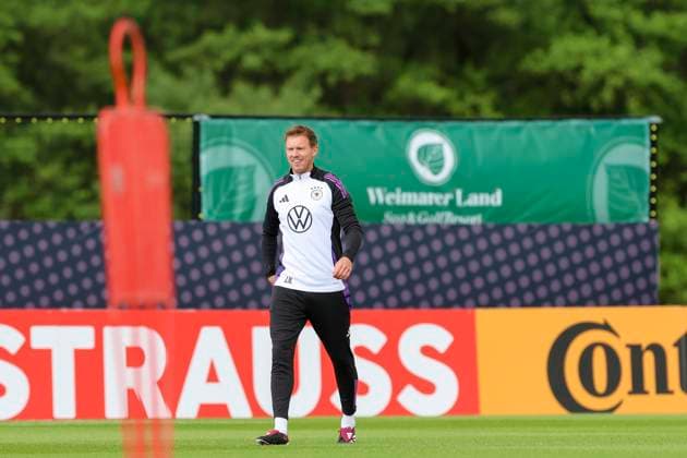 Bundestrainer Julian Nagelsmann betritt den Trainingsplatz, Training der deutschen Nationalmannschaft in Blankenhain, Deutschland.