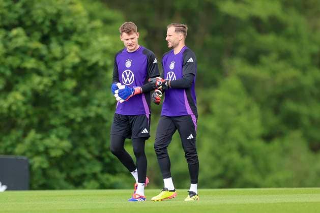 Torhueter Alexander Nuebel und Torhueter Oliver Baumann unterhalten sich, Training der deutschen Nationalmannschaft in Blankenhain, Deutschland.