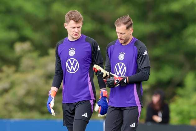 Torhueter Alexander Nuebel und Torhueter Oliver Baumann unterhalten sich, Training der deutschen Nationalmannschaft in Blankenhain, Deutschland.