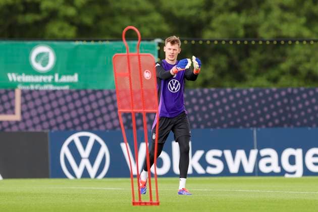 Torhueter Alexander Nuebel waermt sich auf, Training der deutschen Nationalmannschaft in Blankenhain, Deutschland.