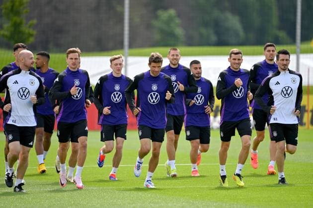 vorne:Joshua KIMMICH (GER), Maimilian BEIER,Thomas MUELLER,Waldemar ANTON,Deniz UNDAV, Pascal GROSS; Kai HAVERTZ, beim Warmlaufen.Aktion. Training im Golf Resort Weimarer Land,Trainingsplatz. Deutsche Fussball Nationalmannschaft,Fussball Trainingslager in Blankenhain Thueringen am 27.05.2024,
