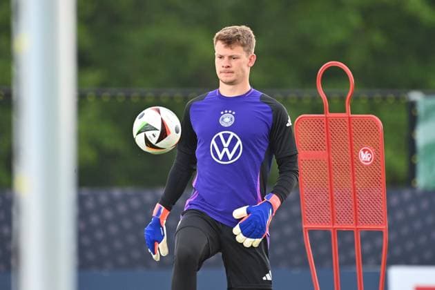 Torwart Alexander NUEBEL, Aktion,Einzelbild,angeschnittenes Einzelmotiv,Halbfigur,halbe Figur. Training im Golf Resort Weimarer Land,Trainingsplatz. Deutsche Fussball Nationalmannschaft,Fussball Trainingslager in Blankenhain Thueringen am 27.05.2024,