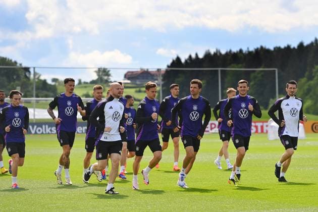 vorne:Rocco REITZ, Robin KOCH, Joshua KIMMICH (GER), Maimilian BEIER,Thomas MUELLER, Pascal GROSS beim Warmlaufen.Aktion. Training im Golf Resort Weimarer Land,Trainingsplatz. Deutsche Fussball Nationalmannschaft,Fussball Trainingslager in Blankenhain Thueringen am 27.05.2024,