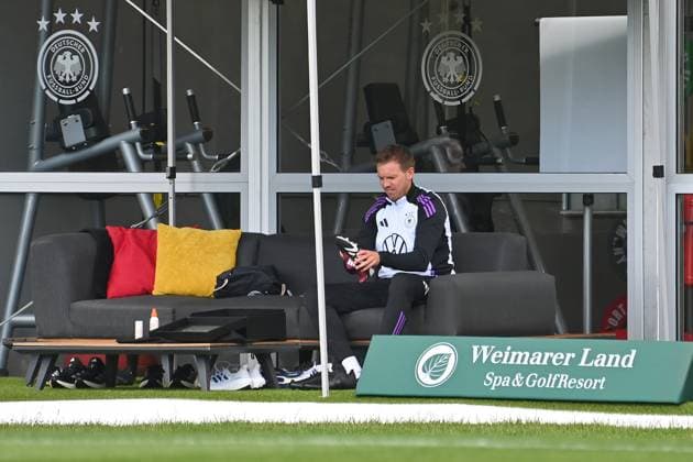 Bundestrainer Julian NAGELSMANN (GER) zieht seine Fussballschuhe an. Training im Golf Resort Weimarer Land,Trainingsplatz. Deutsche Fussball Nationalmannschaft,Fussball Trainingslager in Blankenhain Thueringen am 27.05.2024,