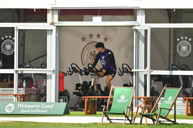 Aleksandar PAVLOVIC (Bayern Muenchen) trainiert im Zelt auf dem Fahrrad Ergometer, Training im Golf Resort Weimarer Land,Trainingsplatz. Deutsche Fussball Nationalmannschaft,Fussball Trainingslager in Blankenhain Thueringen am 27.05.2024,